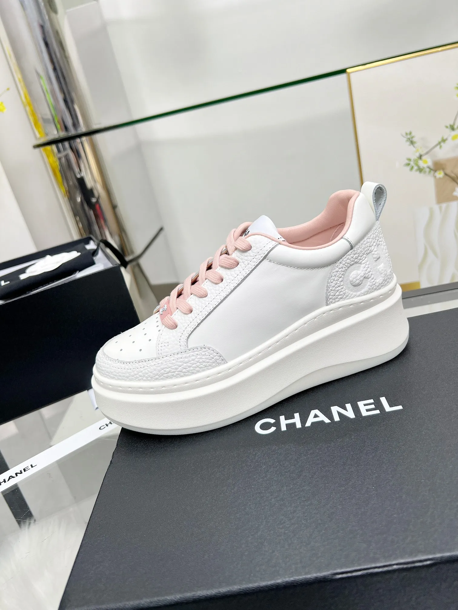 👟👟Ex-factory price 540👟👟 CHANEL 25C spring and summer new sports shoes official website is available at the same time ❤️ Counter out-of-stock kings. Major bloggers are recommending new styles on social days. This season’s new styles are simply eye-catching and look great on the feet. The casual casual sports style is refreshing and natural, interpreting Chanel’s fashionable femininity. The overall customization makes all sports shoes on the market at that time obsolete. This series is now available for sale! The upper is made of custom imported pebbled calf leather ➕ custom frosted calf leather. The lining is made of original one-to-one professionally customized mesh. Hardware accessories. Original full set of molds (not common in the market). Original custom molded TPU combination outsole. Height 4 cm. Women's size 35-39.